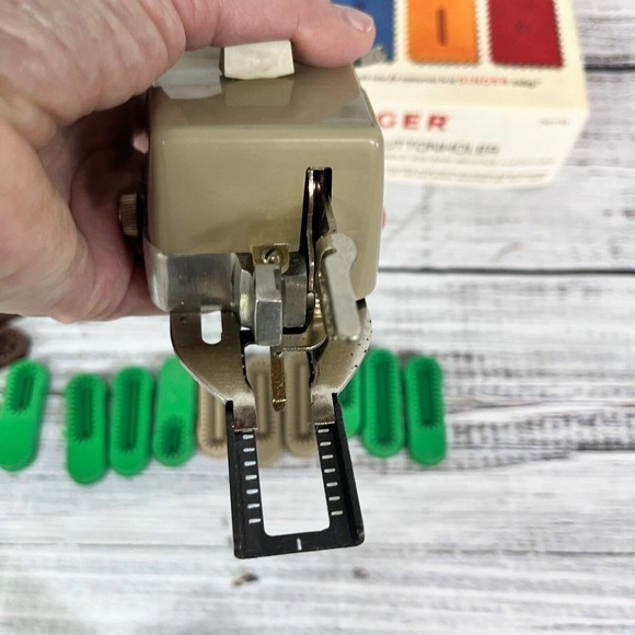 SINGER Professional Buttonholer 20 Cams 381116 for Slant 0 Matic Zig Zag Machine - Picture 13 of 16